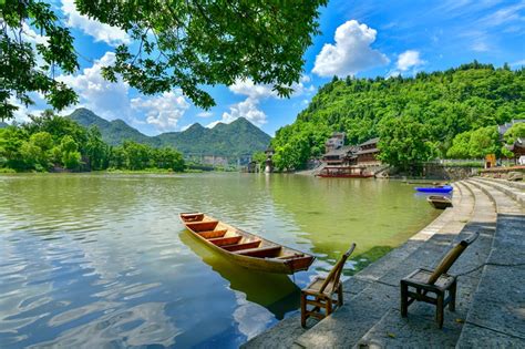 我居住在湖南一條河邊河水水位時升時降為預防河水房屋所以我和家人住在建於木樁上的|长沙守堤人的一夜，身前湘江北去身后城市安睡